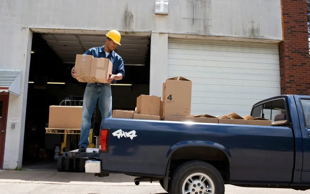 軽トラの荷台への人の乗車は原則違法