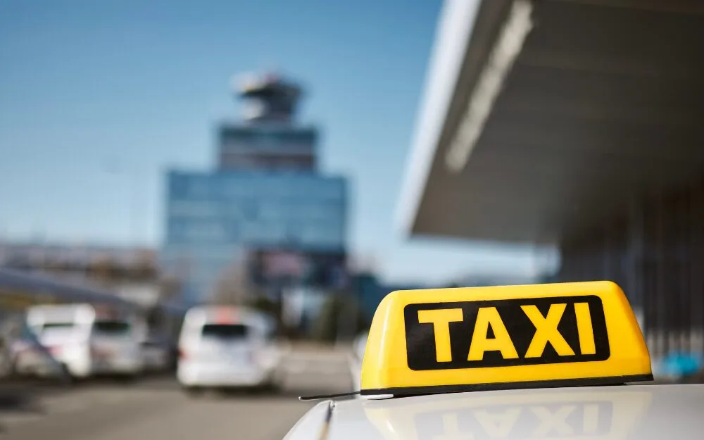 個人タクシーとは？ 仕事内容や法人との違いを解説