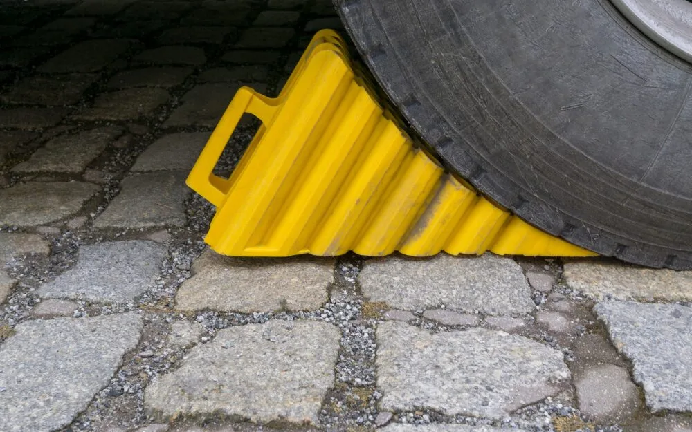 輪止めの正しい設置位置〜トラックの前輪と後輪